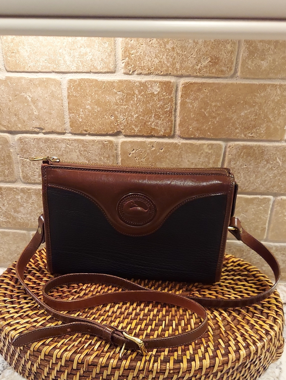 Dooney & Bourke Vintage zip top Crossbody Bag - Black Brown
